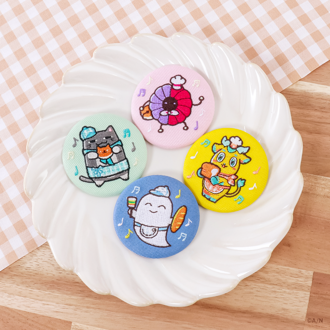 【ゆかいなパンやさん】刺繍缶バッジ【にじりとる】